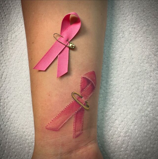 Wir müssen den Krebs besiegen ! Wie verarbeitet ihr eure Krankheit ? Wäre ein Tattoo ein Weg ? #krebsschleifentattoo #pink #bodytemplepotsdam #kathipotsdam #berlintattoo #tattoopotsdam #potsdam #cancer