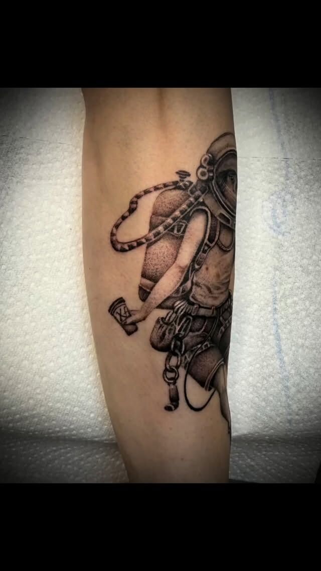 Diese kleine Kosmonautin fliegt mit ihrer knappen Und begrenzten Luft um ihre Träume einzufangen , ohne über Risiken oder Folgen nachzudenken . Manche würden es naiv nennen - manche aber auch urkindlichen Instinkt ! Und wie wir finden , sind das innere Kind und die Naivität die zwei wichtigsten Eigenschaften , die wir uns bewahren müssen um die Leichtigkeit im Leben zu behalten ! #kosmonaut #innereskind #naiv #potsdam