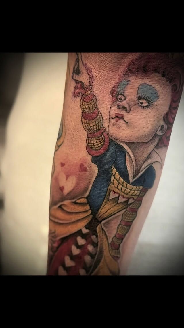 ♥️Ich sehe „Alice im Wunderland“ als eine Geschichte über unsere Wünsche. So wie Alice dem weißen Kaninchen hinterherläuft, folgen wir ja auch oft einfach unseren Träumen, ohne genau zu wissen, wohin sie uns bringen. Diese verrückte Welt steht für all die unterschiedlichen Sehnsüchte, die wir haben — manche sind leicht und verspielt, andere eher chaotisch. Für mich zeigt die Geschichte irgendwie, dass es okay ist, neugierig zu bleiben und seinen eigenen Weg zu suchen, auch wenn sich nicht immer alles logisch anfühlt.♥️