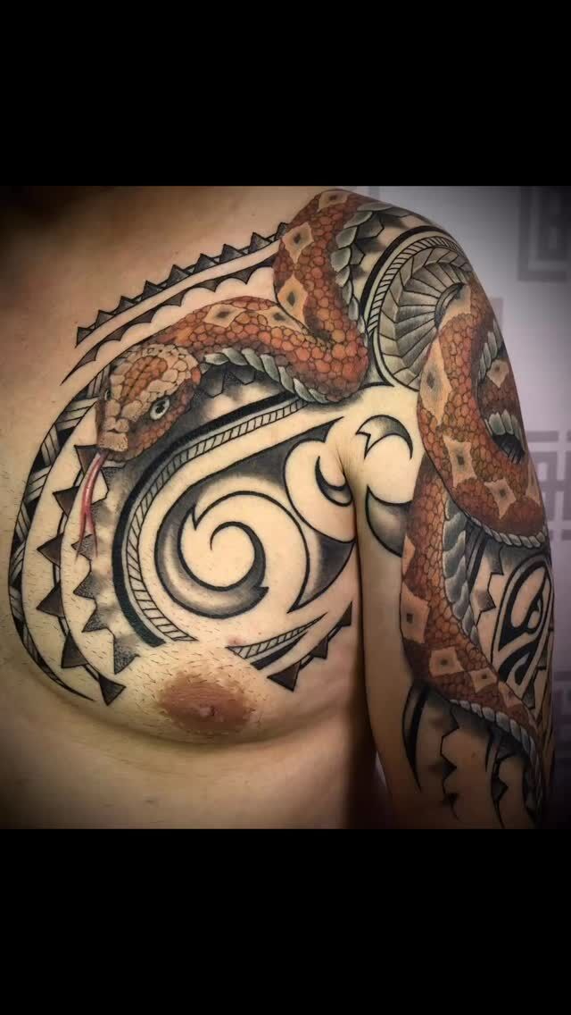 Auf geht’s Leute - der Sommer kommt - die Tattoosaison startet! Wer Tinte will ——> Body-Temple-Potsdam 😍✔️ bei uns bekommt ihr alle Tattoostyles aus gelernter Hand since 1997 ! Zur Beratung einfach in unseren Öffnungszeiten (siehe Google Maps) ohne Termin vorbeikommen! Lieben Gruss Kathi und lemme #bodytemplepotsdam #tattoo #potsdam #tattoolover