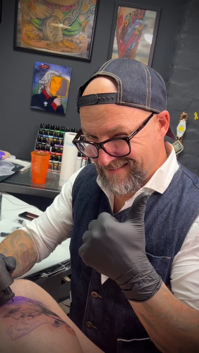 Musik und Tattoos gehören einfach zusammen . Durch beide Kunstformen lassen sich Emotionen und Erlebnisse ausdrücken und umsetzen. Habt ihr auch ein Erlebnis was besonders einschneidend war ? Dann kommt zu uns und wir erarbeiten ein schönes persönliches Tattoo , ganz auf eure Person zugeschnitten. In unseren Öffnungszeiten (Siehe immer Google Maps) könnt ihr ganz ohne Termin zur Beratung vorbeikommen. Liebe Grüße aus dem #bodytemplepotsdam #jonnycash #musictattoo #portait