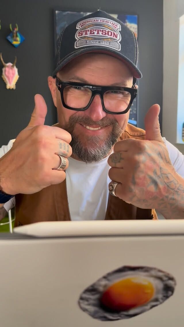 El Cheffe is kreativ - wir haben einfach den besten Job der Welt ! Es fühlt sich niemals nach Arbeit an ! Habt ihr Bock auf Tattoos ? Was wäre euer Motiv ? Schreibt uns gern eine Anfrage per Mail an mail@body-temple.de. Liebe Grüße aus dem Body Temple Potsdam #potsdam #tattoo #berlintattoo #tattooideas