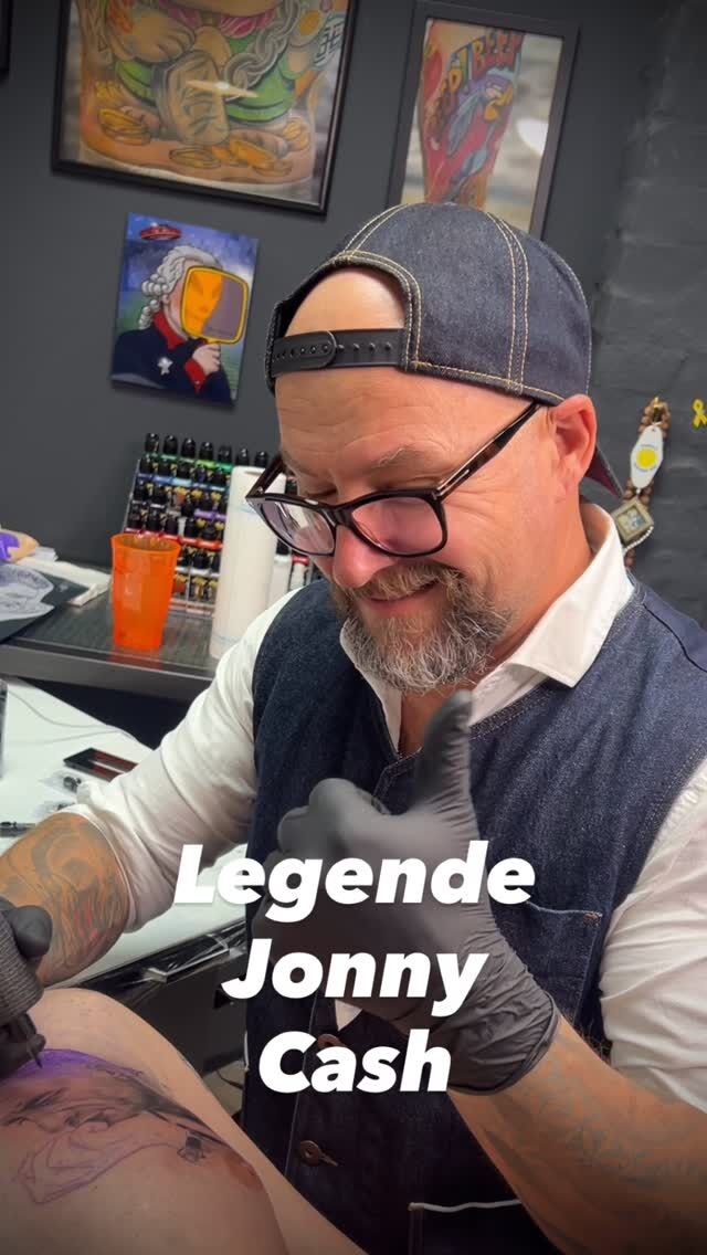 Jonny Cash #portraittattoo von Lemme ! Musiker und ihre Werke sind immer gute Gründe um sich ein Tattoo stechen zulassen. Habt ihr auch eine Lieblingsmusik?
