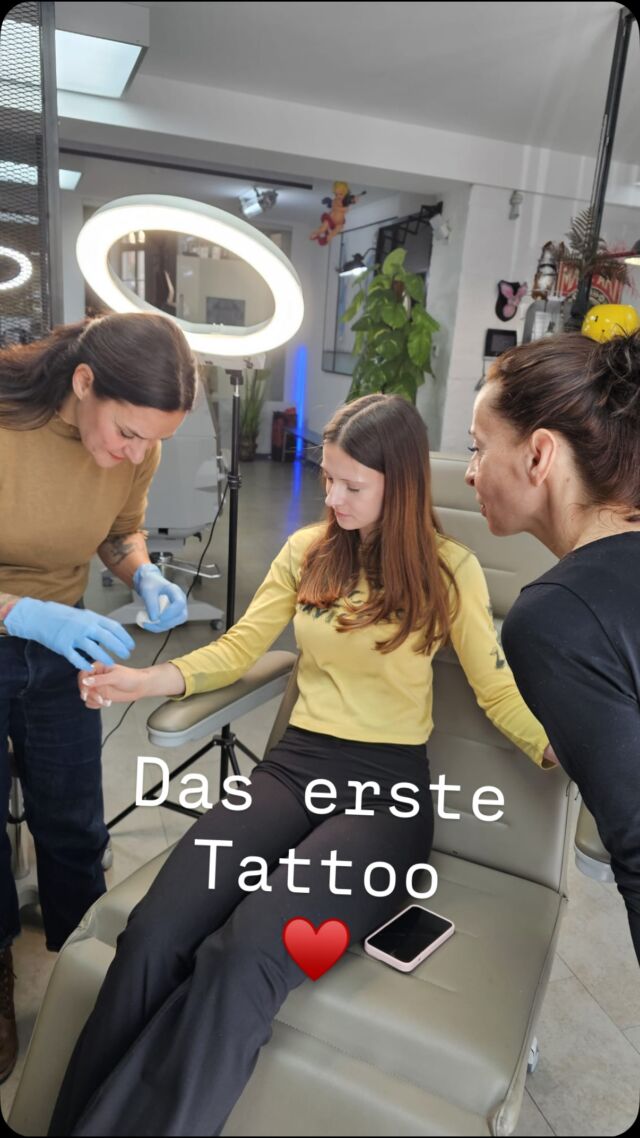 Das Erste ist immer das Schwerste. Viele Fragen stehen im Raum : ———-> 
				Was lasse ich mir stechen ?
				Welche Körperstelle nehme ich?
				Wie stark ist der Schmerz?
				Bin ich mein Leben lang happy damit?
				Wo lasse ich es stechen ?
				….. und noch viele andere große ❓❓❓wir beraten euch gern - kommt in unseren Öffnungszeiten einfach mal vorbei , wenn ihr in der Nähe seit !