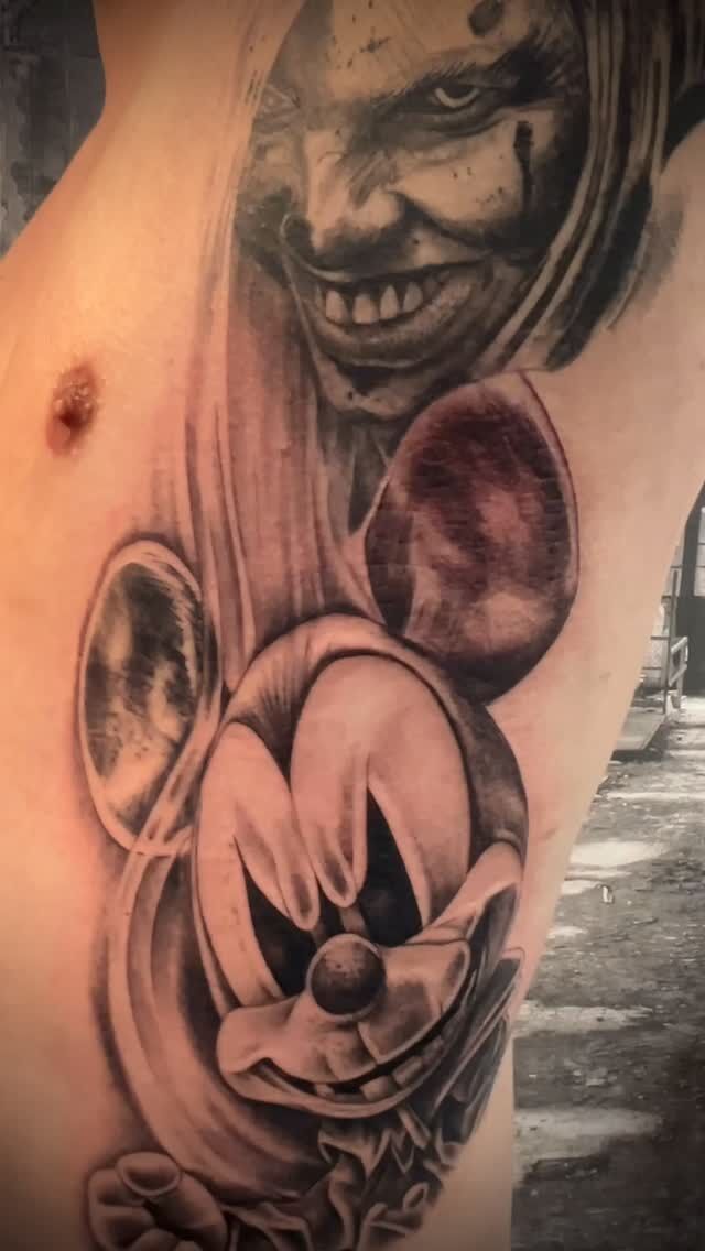 #realistictattoos von Lemme #potsdam . Tattoos sind Geschichten die erzählt werden müssen Leute . Hobbys, Erlebnisse , Lieblingsfilme und vieles mehr geben uns genug Stoff und Themen um für euch was zu entwerfen. Kommt vorbei zur Beratung . Schönes Wochenende!