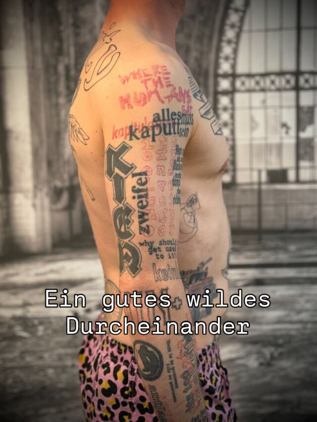 Alles was im Kopf ist - einmal nach Außen gebracht. Es ist genial was jeder so für Gedankensalat mit sich trägt , lebt und auch so verarbeitet ! Unser Inneres gibt Stoff für Bilder in der Haut ! Kommt vorbei ! #potsdam #berlincity #bandtattoos #blackandred #lettering