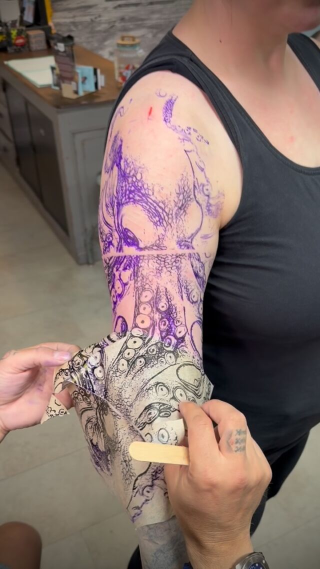 Mal wieder sehr gut durchgehalten 1. Session für das Riesen Tattoo . Es wird ein großer Octopus in realistischen Stil in schwarz- grau.  Von Lemme gestochen …. Seit gespannt aufs Endergebnis in einigen Wochen. Liebe Grüße von uns #potsdam #berlintattoo #potsdamtattoo #tattoo #blackandgreytattoo