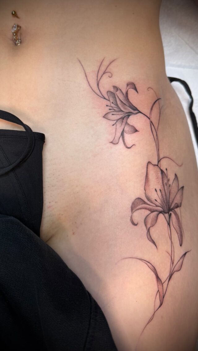 Tattoos umschmeicheln oft unsere Körper, unterstreichen die Formen , die Muskulatur und unser Wesen. Jeder Kunde ist anders , einzigartig und auf seine Weise besonders . Kommt vorbei -  Öffnungszeiten stehen bei Google Maps immer ganz aktuell . Grüße aus dem Body Temple Potsdam. 👍🏼
