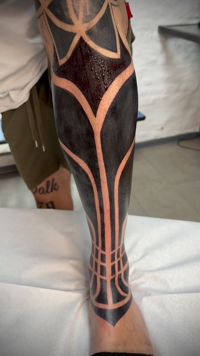 Blackwork Daysession ! Richtig super durchgehalten! Danke für dein Vertrauen und „Sitzefleisch“ 👉🏼bald geht es weiter ….. Riesen Nadeln Feuer frei und gib ihm Tinte !#tattoo #blackwork #tribal #tattooberlin #potsdam