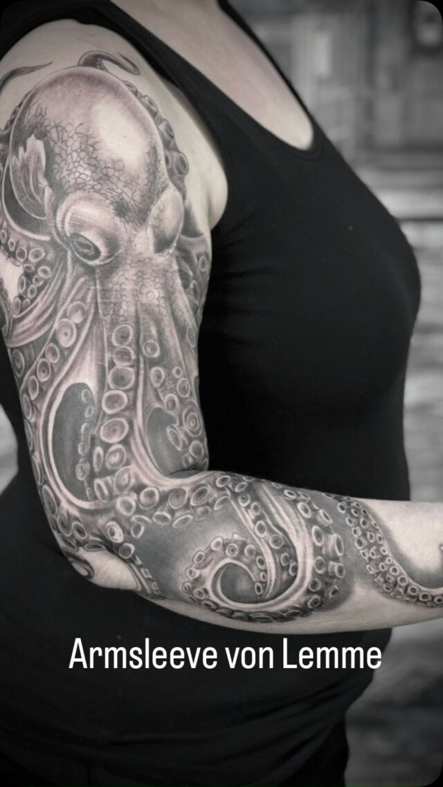 Realistische tattoos von Lemme sind immer wieder ein Hingucker ! #realistictattoos #blackandgreytattoo #armsleeve #tattoo #potsdam