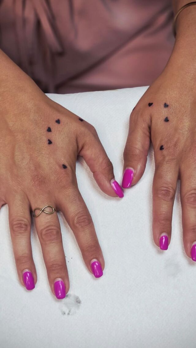 Mamaliebe - tiefste Liebe die wir empfinden können! Liebe der besonderen Art. Ist immer ein Tattoo - oder 10 kleine Tattooherzen wert! ♥️ 🍀 #mommylife #tattoo #berlintattoo #potsdam #fingertattoo