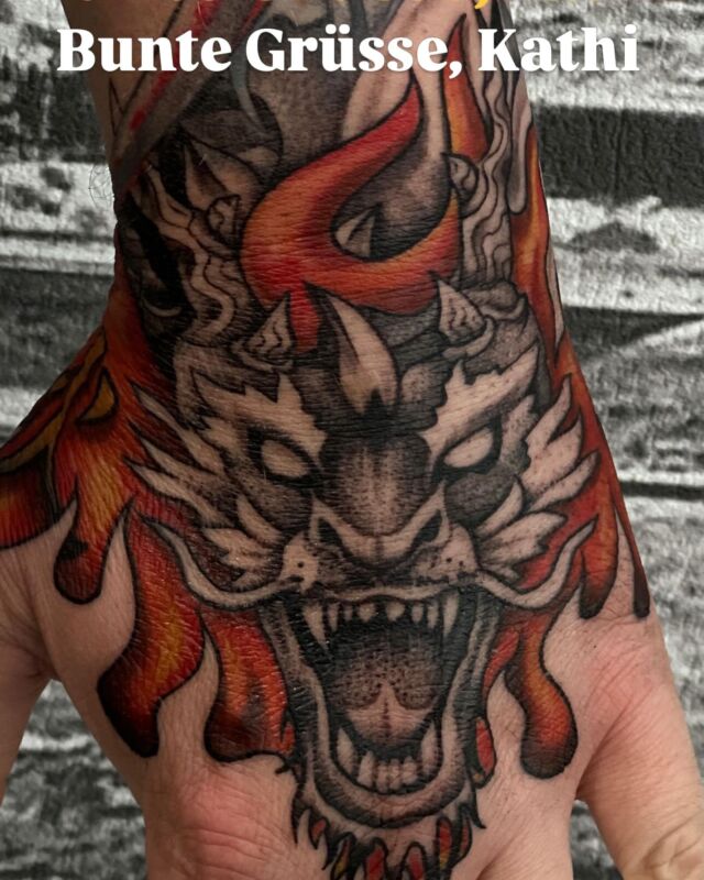 Sonnige Grüße  #dragontattoo #handtattoo #colortattoo #tattoo #tattooartist tattooart inked inklife inkaddict tattoolife tattoodesign customtattoo tattoogermany tattoodeutschland berlintattoo tattooberlin berlinink tattoobrandenburg peppershading dragonink