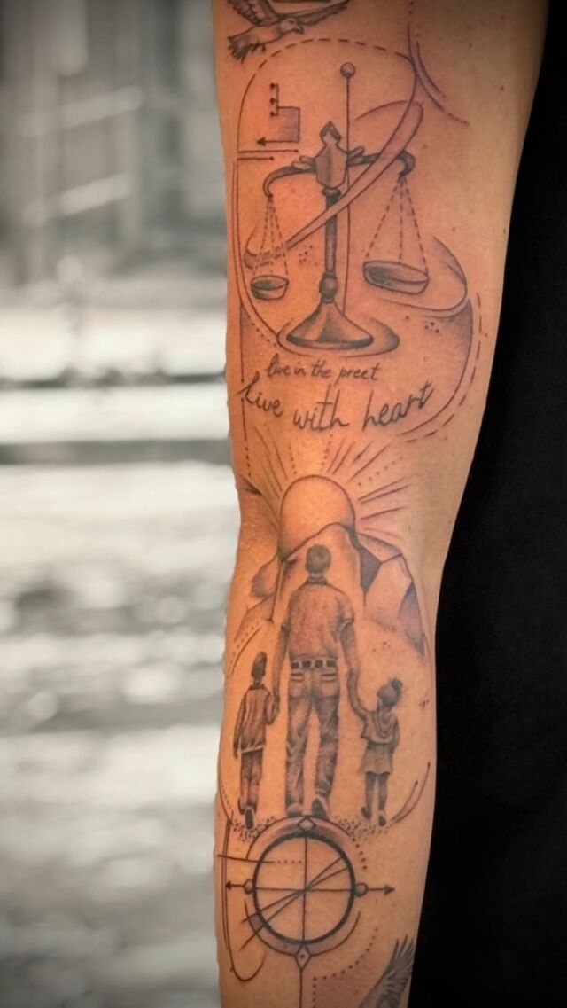 Tattoos sind Lebensgeschichten und Tagebücher. Viele Erlebnisse , Hobbys , Jobs , Freunde oder Familie können wir euch in schönsten Vorlagen entwerfen . Kommt vorbei und sprecht mit uns . #potsdam #tattoo #berlintattoo #fineline #love