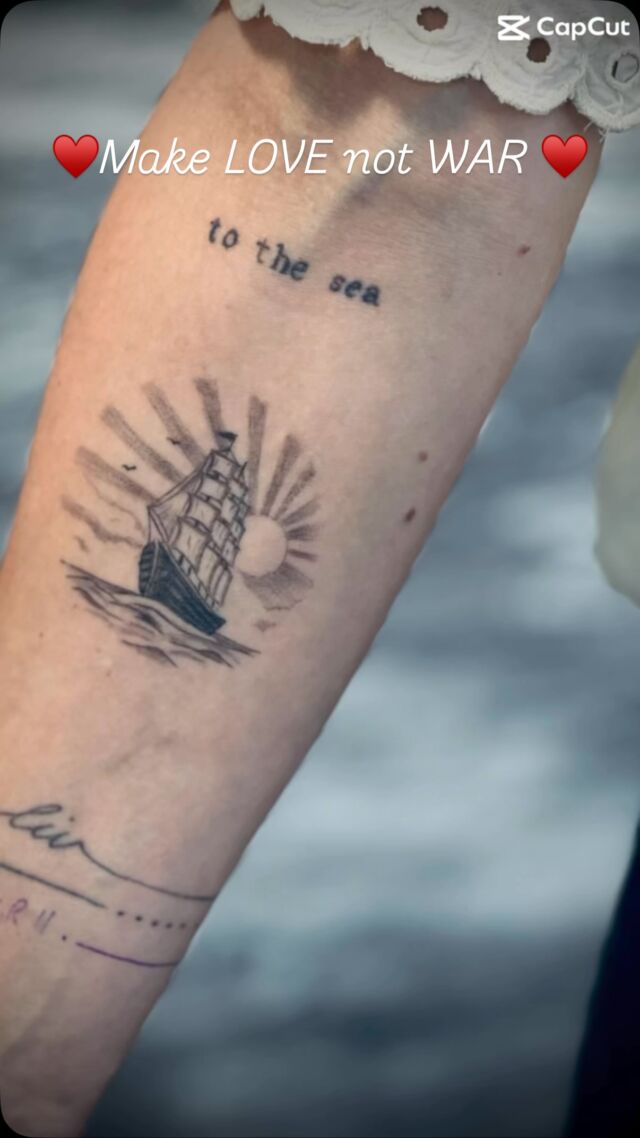 Liebeserklärung ♥️ Tattoos ♥️ eine Entscheidung treffen ! Traut euch ! Kommt vorbei ! Öffnungszeiten für den Body-Temple Potsdam findet ihr bei Google Maps.  #tattoo #smalltattoo #finelinetattoos #inked #berlintattoo
