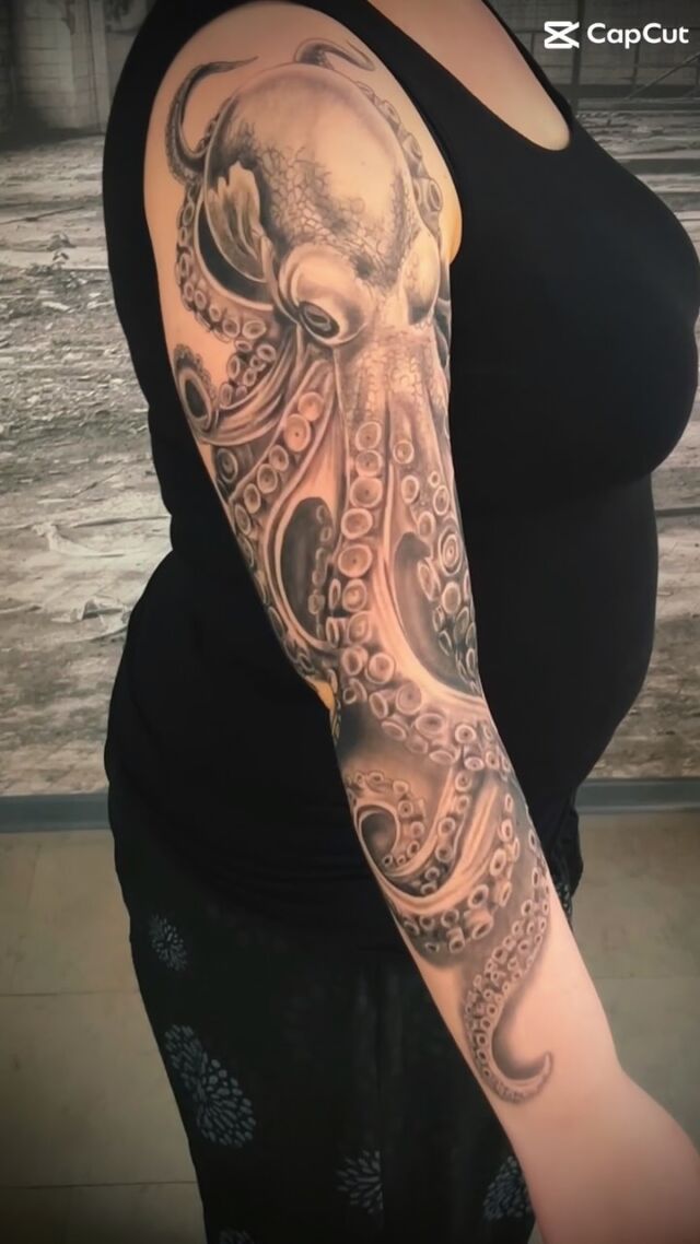 Die Geheimnisse des Ozeans geben uns immer wieder Motive die es wert sind  tätowiert zu werden. Lemme @die75er  hat wieder mal ganze Arbeit geleistet. #tattoo #potsdam #berlintattoo #animaltattoo #octopus