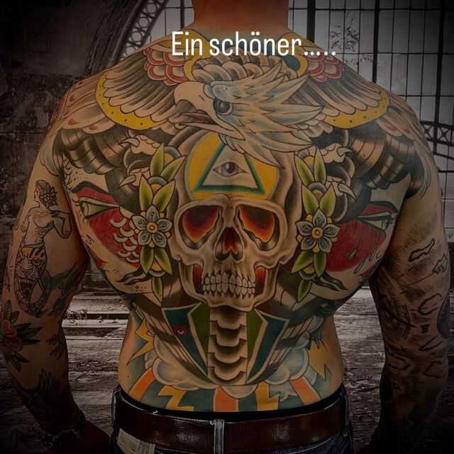 Der Rücken ist die schönste Fläche , um ein aussagekräftiges Tattoo in voller Größe und auf einen Blick sichtbar , umzusetzen. Man sieht es zwar selbst als Träger nicht so oft , aber es lohnt sich auf jeden Fall den Rücken gut zu planen und die Fläche nicht durch kleine Bilder zu zerreißen . Diese können später oft nur unbefriedigend in große Bilder eingefügt werden. Also seit bedacht und macht euch Gedanken wo ihr was verewigen möchtet. Für Beratungen stehen wir gern zur Verfügung! Lieben Gruss aus dem #bodytemplepotsdam ! #backpiece #tattoo #tattoopotsdam #berlintattoo