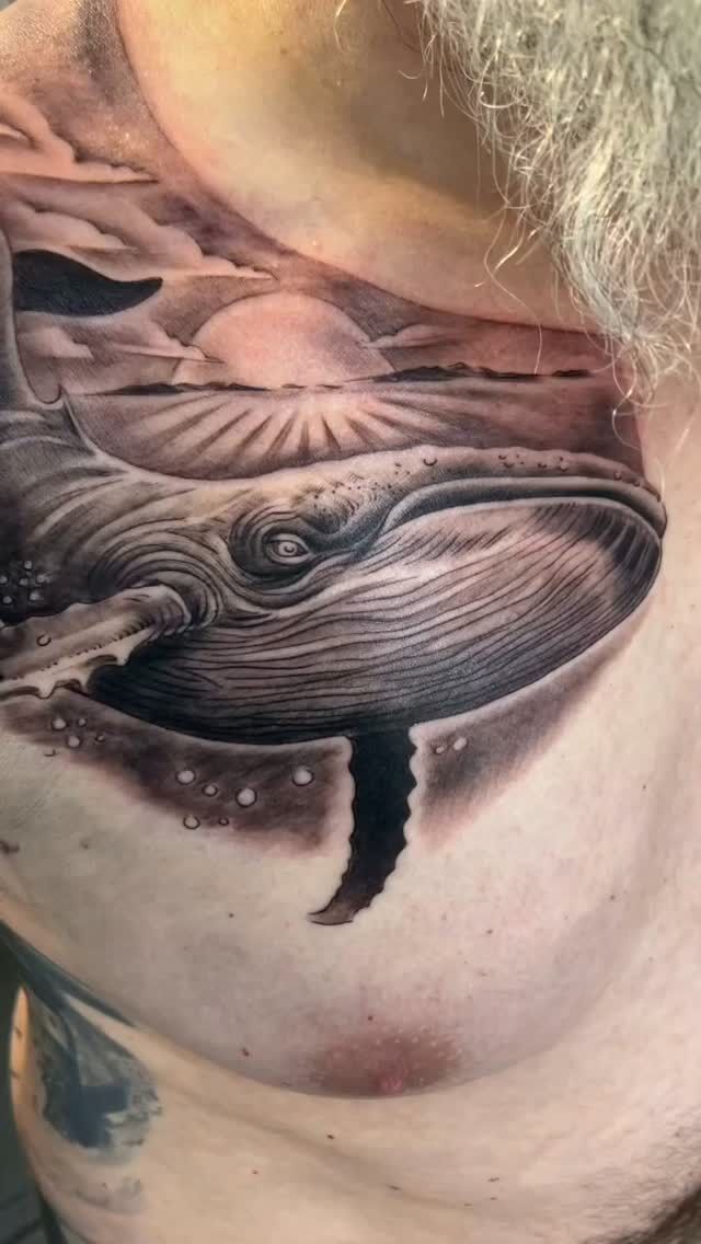 Der Seemann Ismael heuert auf dem Walfangschiff Pequod an, dessen Kapitän Ahab besessen davon ist, den riesigen weißen Wal Moby Dick zu töten, der ihm einst ein Bein abriss. Während der gefährlichen Jagd steigert sich Ahabs Rachedurst immer weiter und bringt Schiff und Mannschaft in große Gefahr. Am Ende kommt es zur tödlichen Konfrontation mit dem Wal, bei der die Pequod untergeht und nur Ismael überlebt, um die Geschichte zu erzählen.