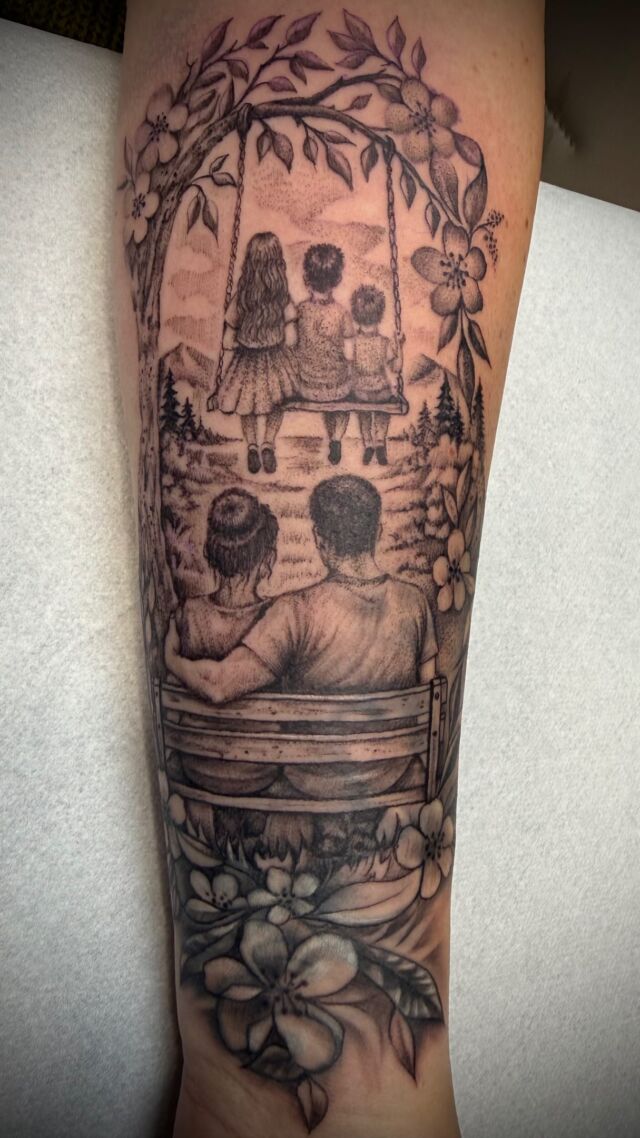 Meine Kundin heute ist seit Jahrzehnten mit ihrer Jugendliebe zusammen und die zwei haben 3 Kinder . Intaktes Familienglück ♥️ das ist immer ein Tattoo wert ! #familymoments #tattoo #potsdam #blackandgreytattoo #fine