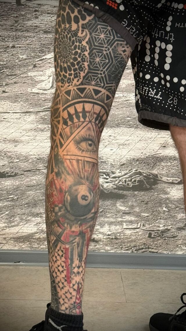 Geometric , Polynesianstyle und alles was viele Linien und Muster hat mache ich echt gern . Wer also Lust hat auf kräftige Tattoos kann sich bei uns im Shop in den Öffnungszeiten einfach mal sehen lassen. Die aktuellen Öffnungszeiten stellen wir immer bei Google Maps ein. Schaut also immer vorher rein ! #geometric #tattoo #potsdam #tattooberlin #tattoopotsdam