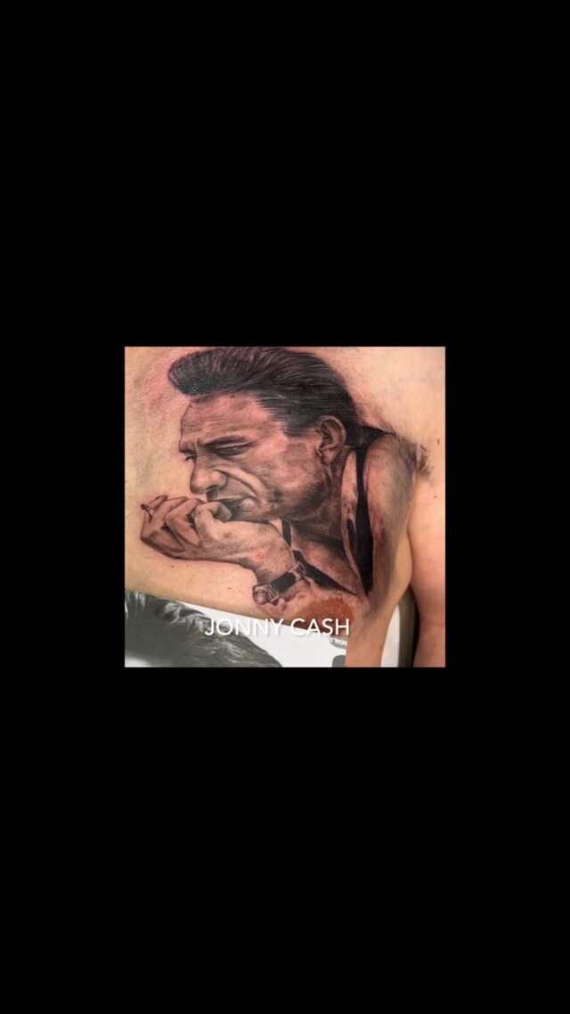 Musik ist immer ein Tattoo wert ! Lieblingsmusik und Musiker die uns beflügeln und Stimmungen unterstützen tragen wir als Statement. Rock“n Roll und Lifestyle !!!‘#portrait #jonnycash #tattoo #tattoopotsdam #berlintattoo